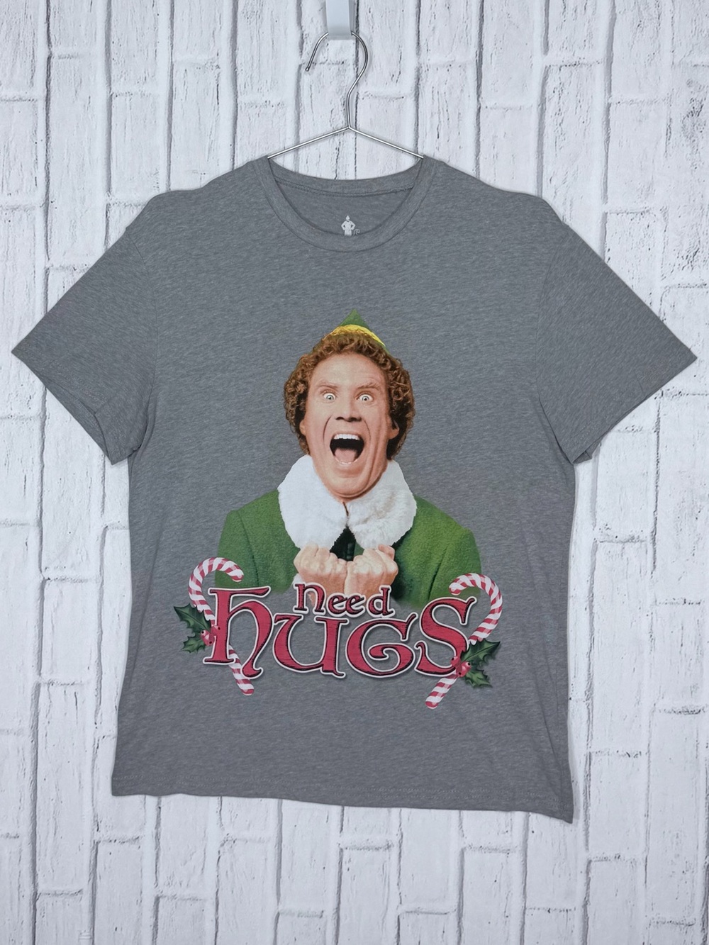Elf Movie Buddy “I Need Hugs” Christmas Graphic Tee Gray M/M 🎄